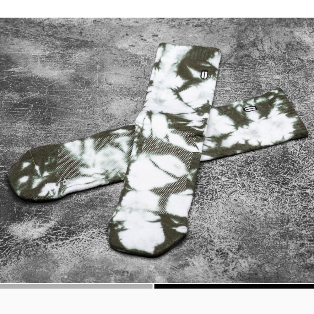 NO BULL | crew sock - white & army green tie-dye